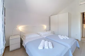 Milna 4-Bedroom Villa with Heated Pool for 8