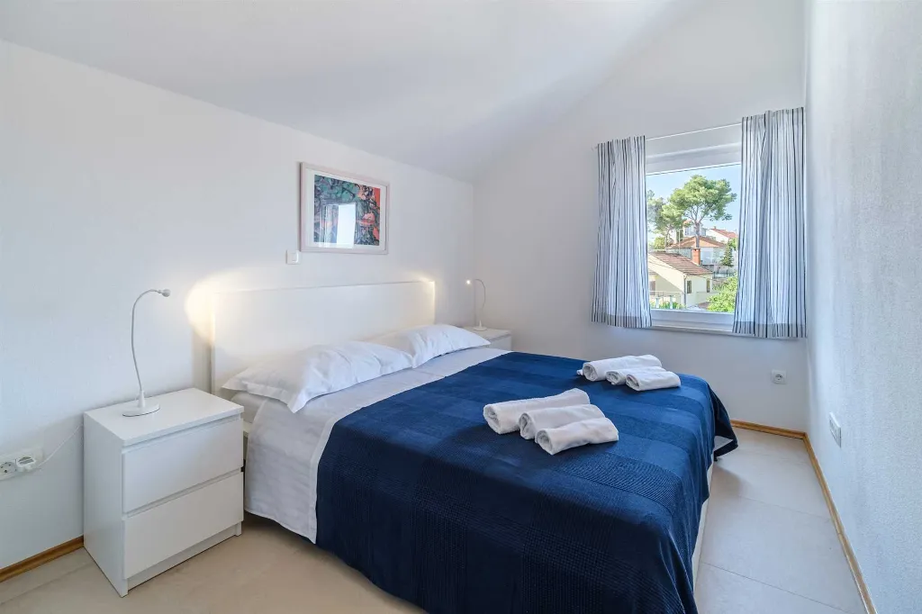 Milna 4-Bedroom Villa with Heated Pool for 8