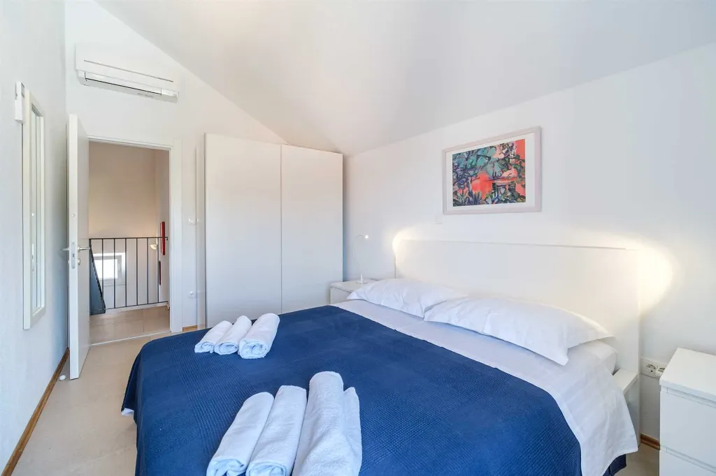 Milna 4-Bedroom Villa with Heated Pool for 8