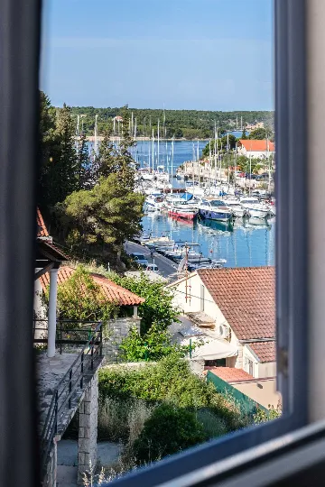 Milna 4-Bedroom Villa with Heated Pool for 8