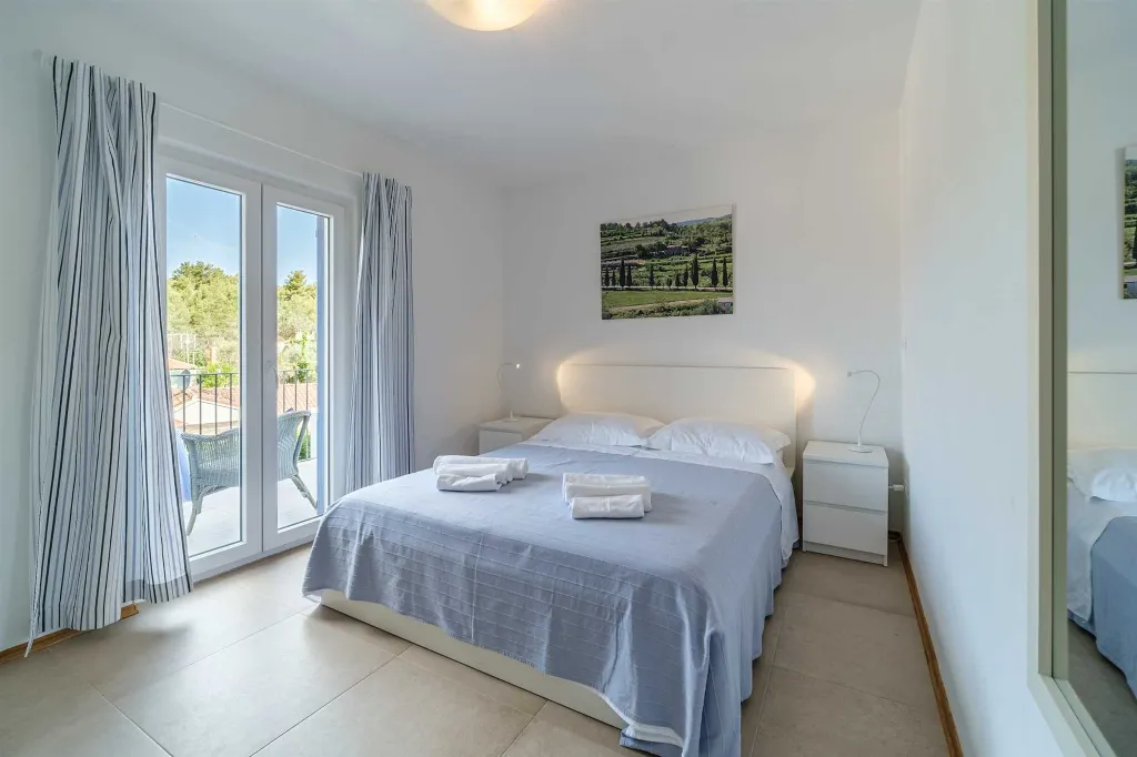 Milna 4-Bedroom Villa with Heated Pool for 8