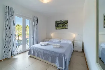 Milna 4-Bedroom Villa with Heated Pool for 8