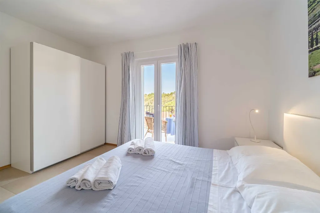 Milna 4-Bedroom Villa with Heated Pool for 8