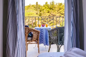 Milna 4-Bedroom Villa with Heated Pool for 8