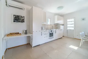 Milna 4-Bedroom Villa with Heated Pool for 8