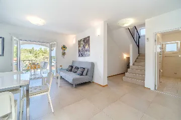 Milna 4-Bedroom Villa with Heated Pool for 8