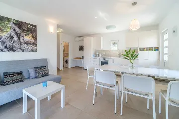 Milna 4-Bedroom Villa with Heated Pool for 8