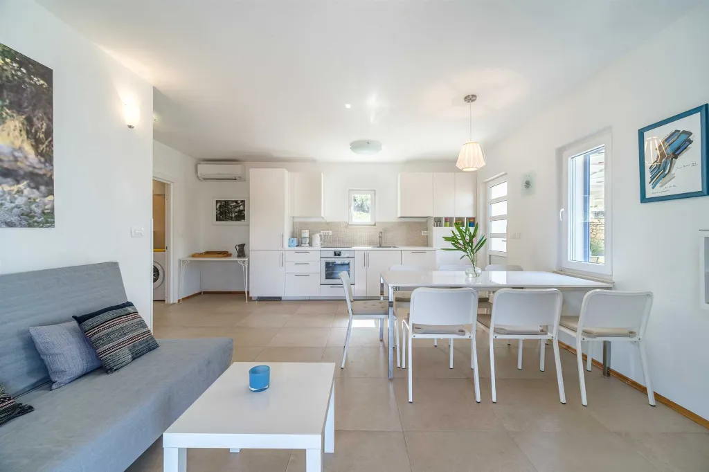 Milna 4-Bedroom Villa with Heated Pool for 8
