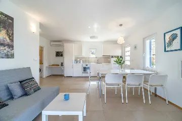 Milna 4-Bedroom Villa with Heated Pool for 8