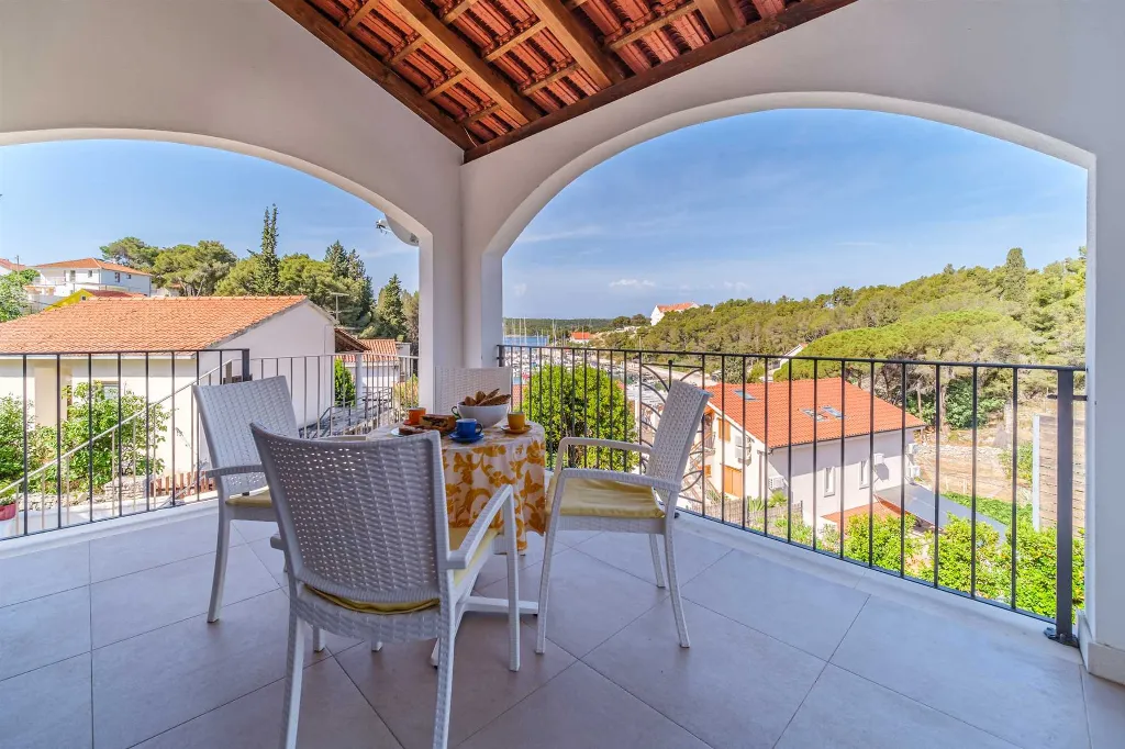 Milna 4-Bedroom Villa with Heated Pool for 8