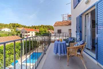 Milna 4-Bedroom Villa with Heated Pool for 8