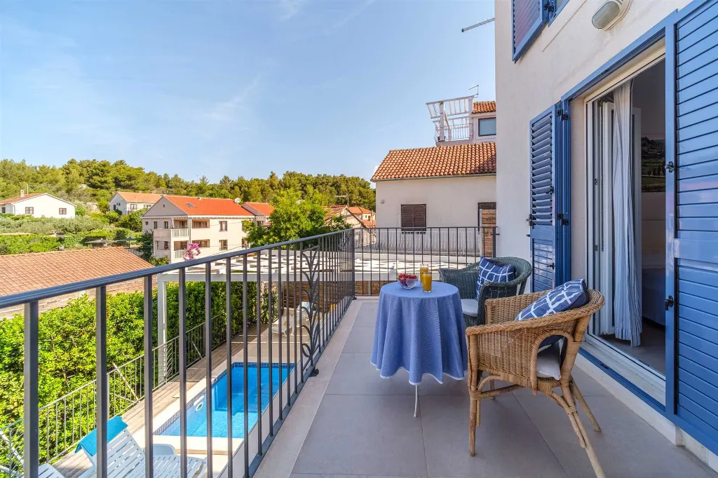 Milna 4-Bedroom Villa with Heated Pool for 8