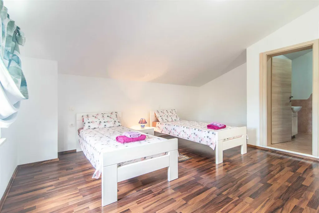6-Bedroom Villa with 32m² Pool in Sveti Lovrec