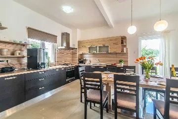 6-Bedroom Villa with 32m² Pool in Sveti Lovrec