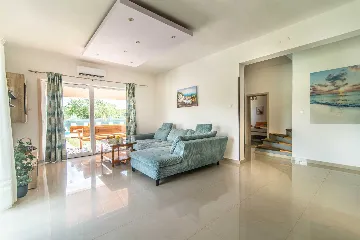 6-Bedroom Villa with 32m² Pool in Sveti Lovrec