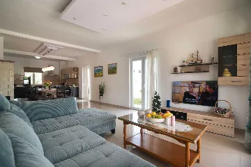 6-Bedroom Villa with 32m² Pool in Sveti Lovrec