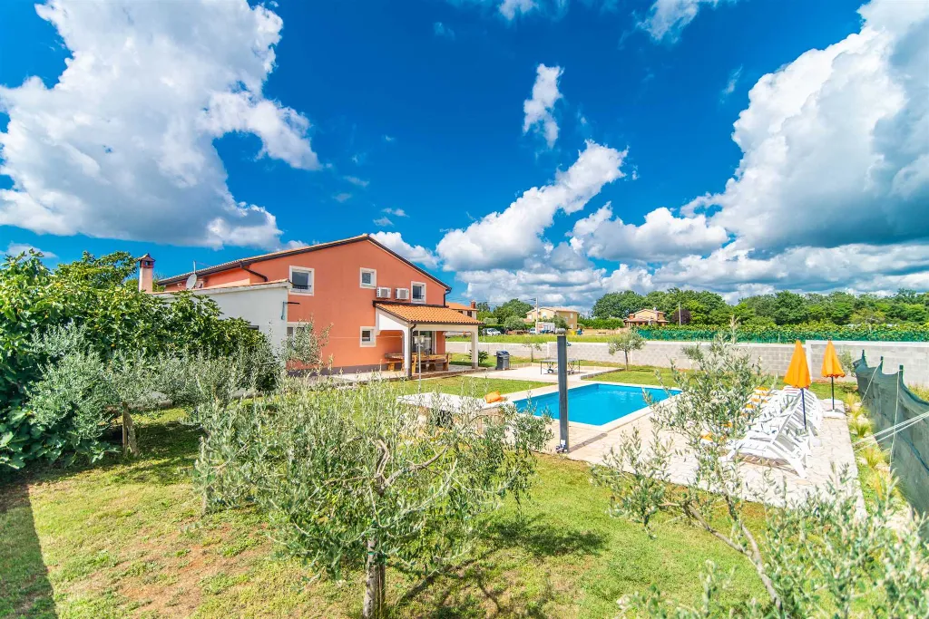 6-Bedroom Villa with 32m² Pool in Sveti Lovrec