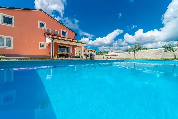 6-Bedroom Villa with 32m² Pool in Sveti Lovrec