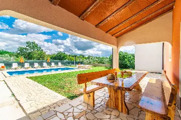 6-Bedroom Villa with 32m² Pool in Sveti Lovrec