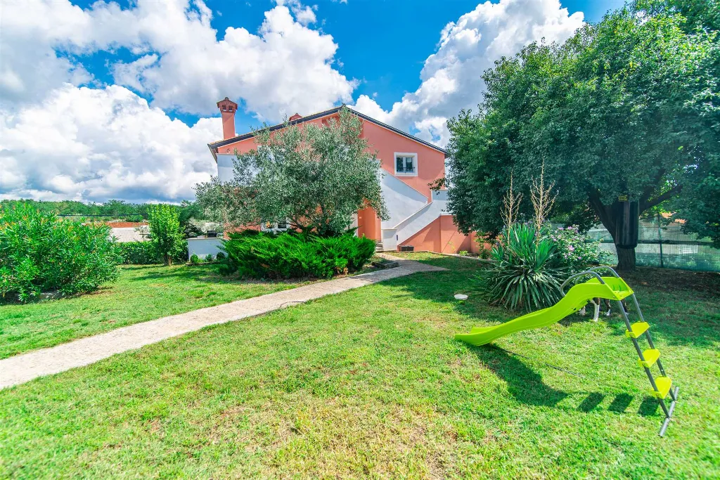 6-Bedroom Villa with 32m² Pool in Sveti Lovrec