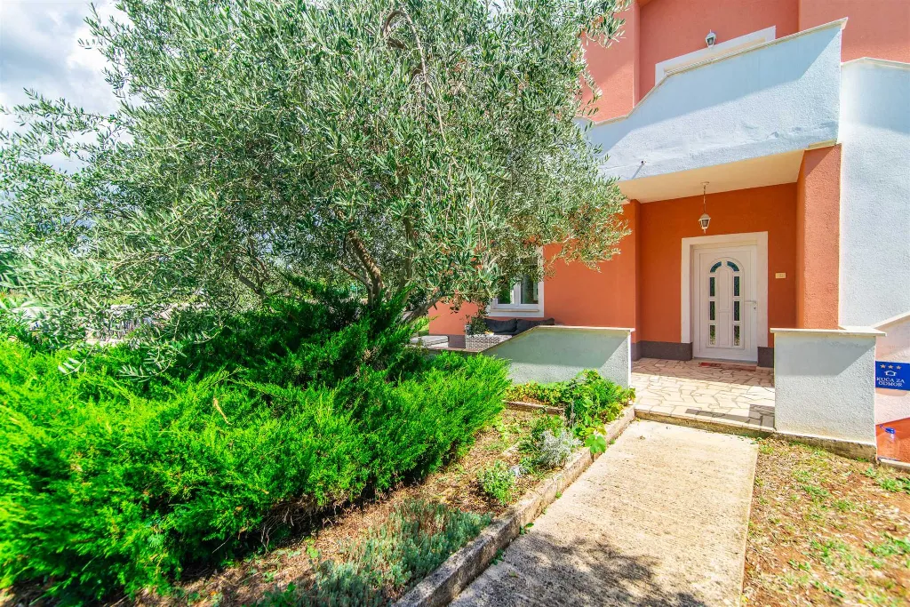 6-Bedroom Villa with 32m² Pool in Sveti Lovrec