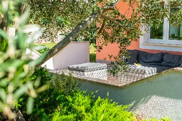 6-Bedroom Villa with 32m² Pool in Sveti Lovrec