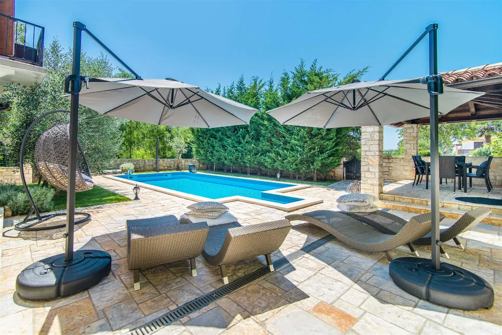 3-Bedroom Villa with Pool in Sveti Lovrec (6 guests)