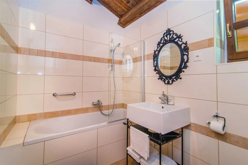 3-Bedroom Villa with Pool in Sveti Lovrec (6 guests)