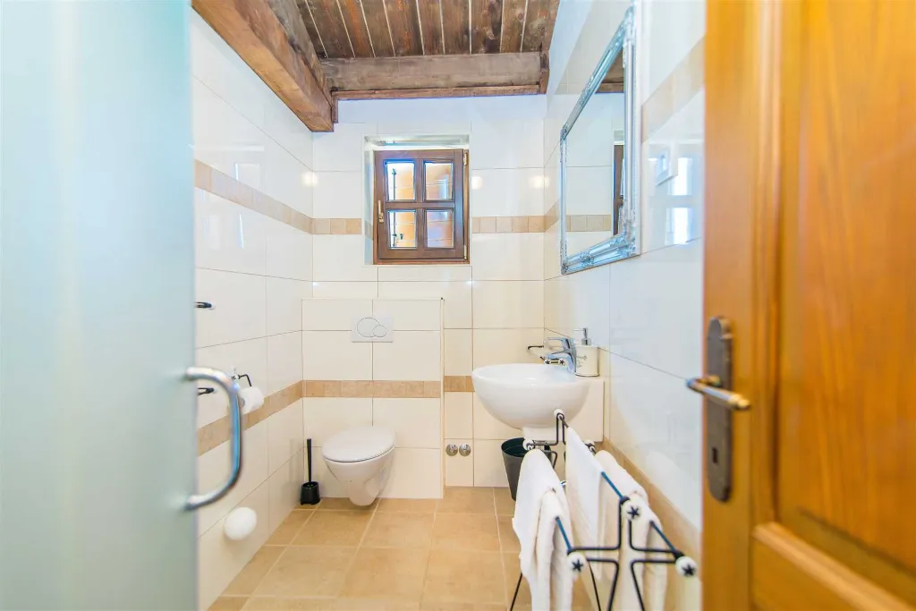 3-Bedroom Villa with Pool in Sveti Lovrec (6 guests)