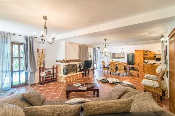 3-Bedroom Villa with Pool in Sveti Lovrec (6 guests)