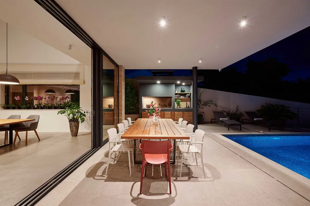 Sućuraj 4-Bedroom Villa with Heated Pool & Sea View