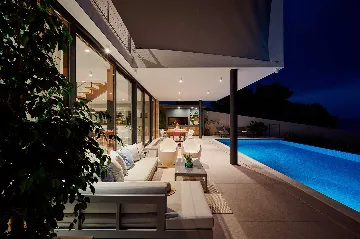 Sućuraj 4-Bedroom Villa with Heated Pool & Sea View