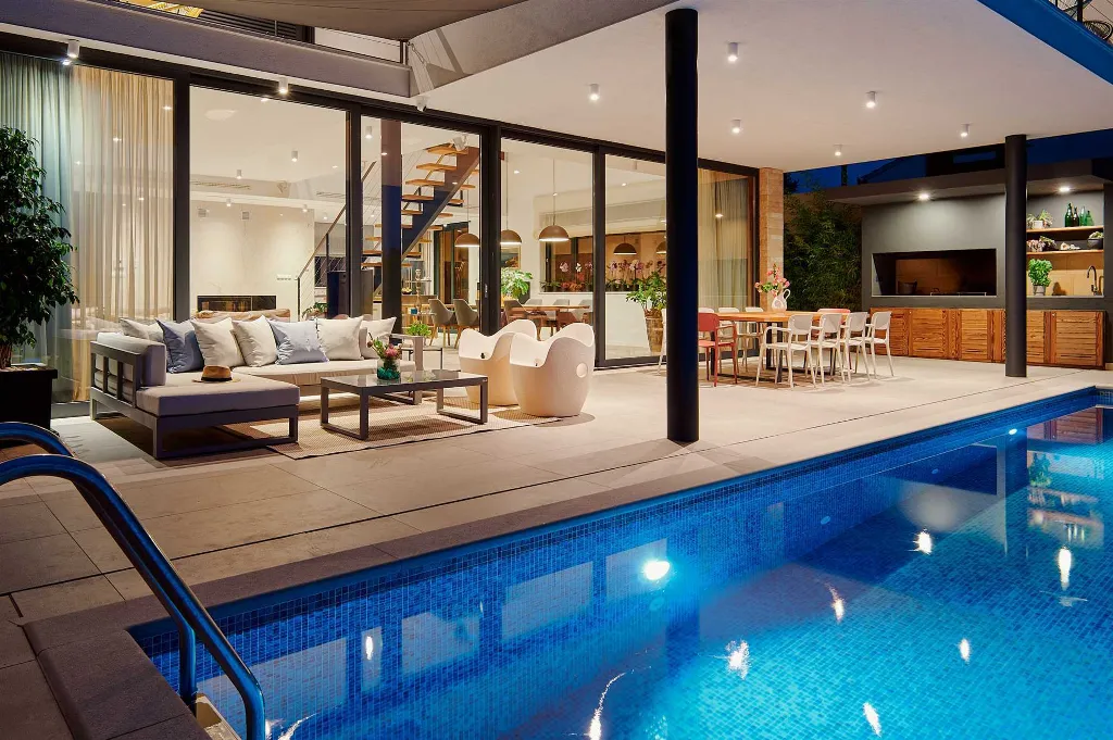 Sućuraj 4-Bedroom Villa with Heated Pool & Sea View