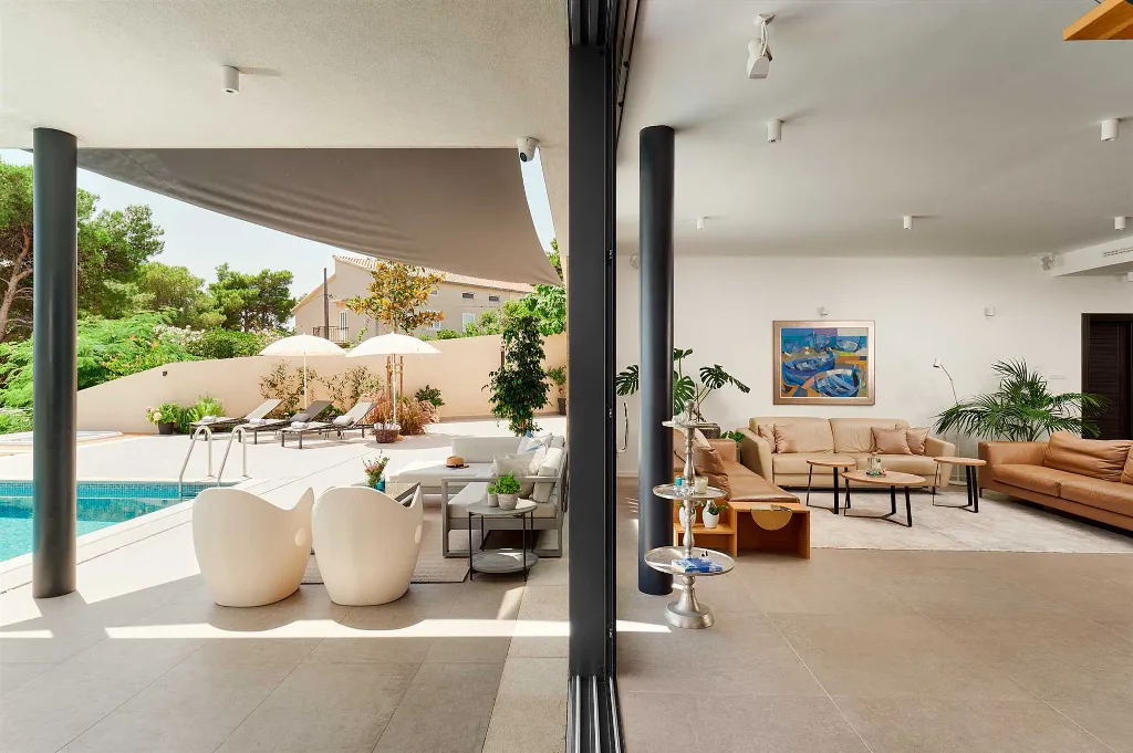 Sućuraj 4-Bedroom Villa with Heated Pool & Sea View