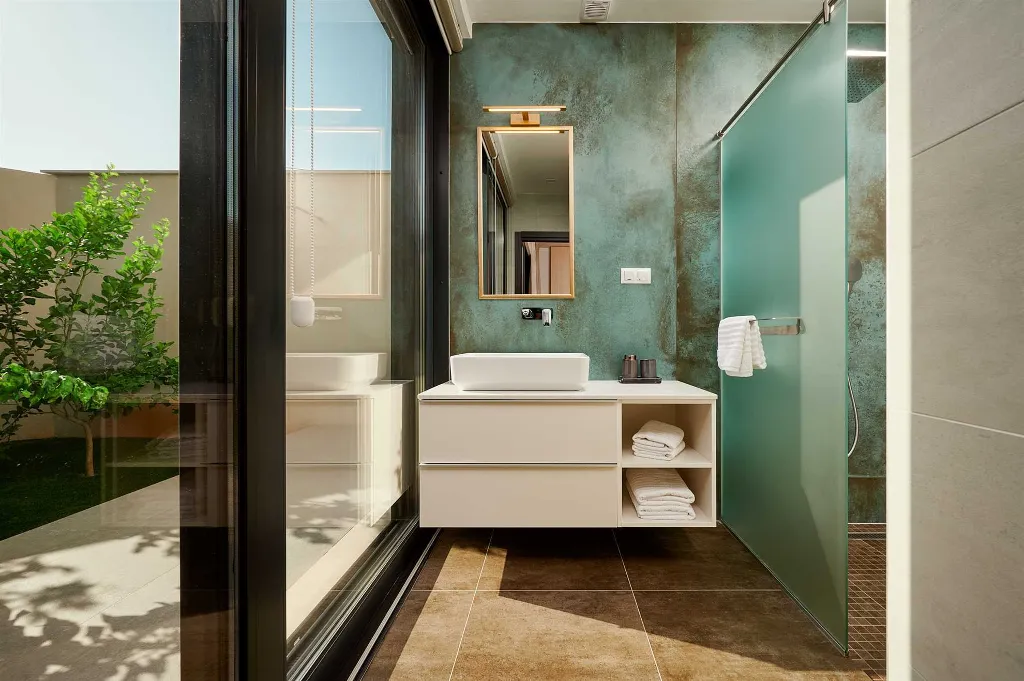 Sućuraj 4-Bedroom Villa with Heated Pool & Sea View