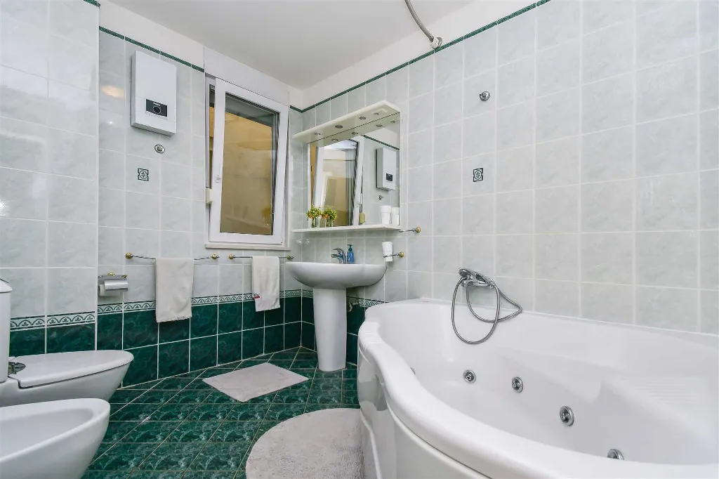 3-Bedroom Apartment with Sea Views, Split