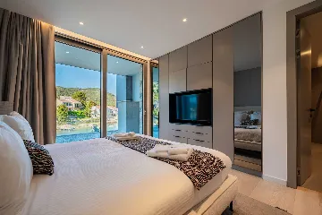 Modern 4-Bedroom Villa in Žrnovo for 8 Guests