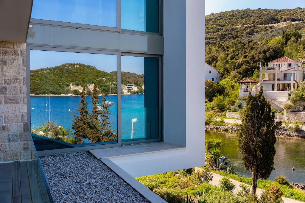 Modern 4-Bedroom Villa in Žrnovo for 8 Guests