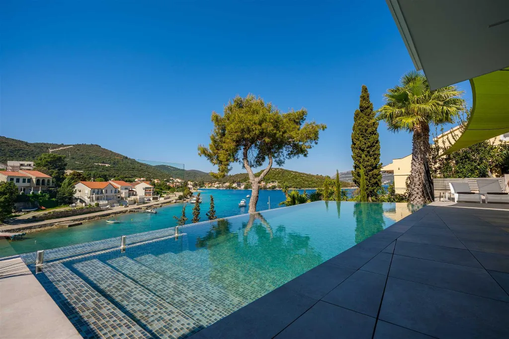 Modern 4-Bedroom Villa in Žrnovo for 8 Guests