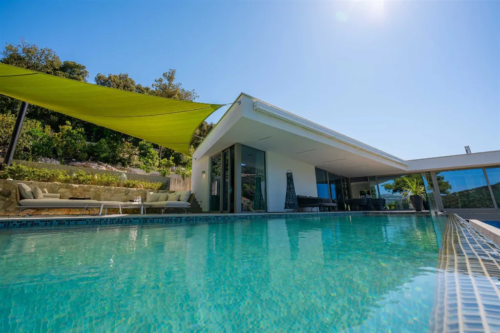 Modern 4-Bedroom Villa in Žrnovo for 8 Guests
