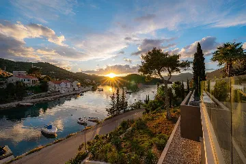 Modern 4-Bedroom Villa in Žrnovo for 8 Guests