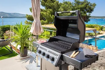 Seaside Villa for 12 with Heated Pool in Žaborić