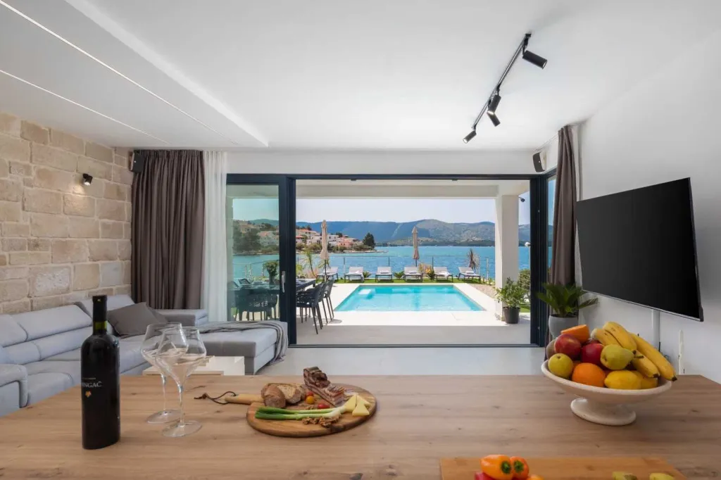 Seaside Villa for 12 with Heated Pool in Žaborić