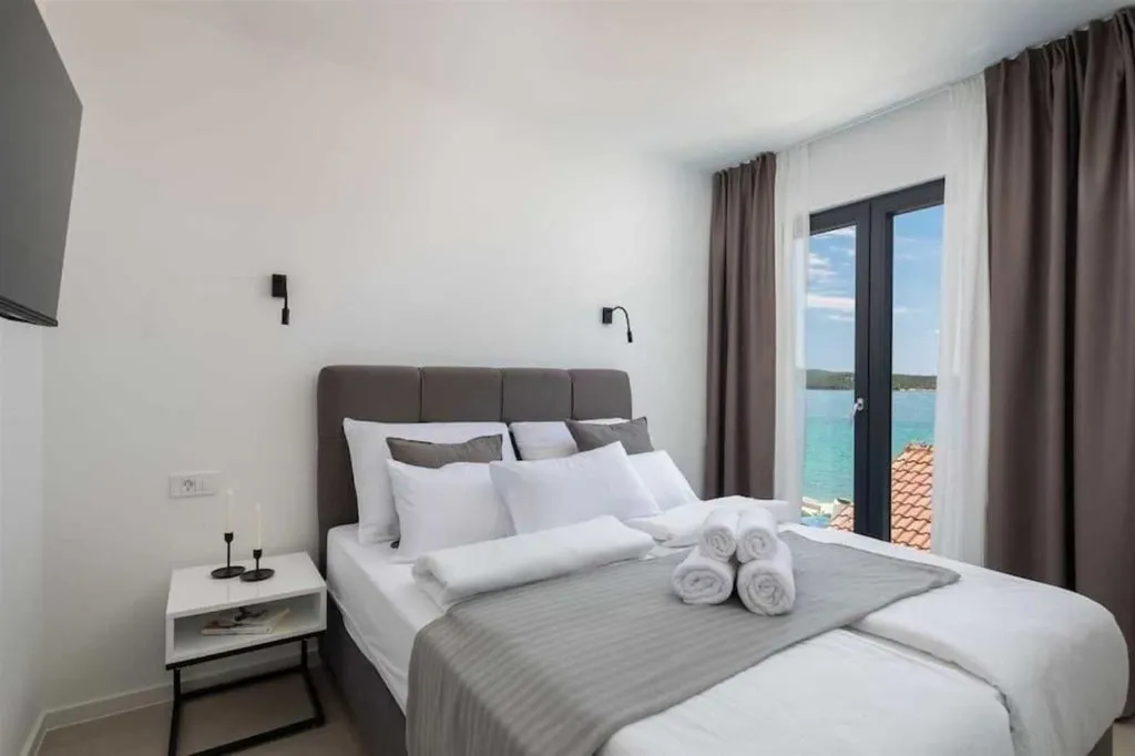 Seaside Villa for 12 with Heated Pool in Žaborić