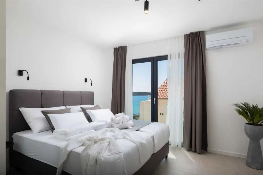 Seaside Villa for 12 with Heated Pool in Žaborić