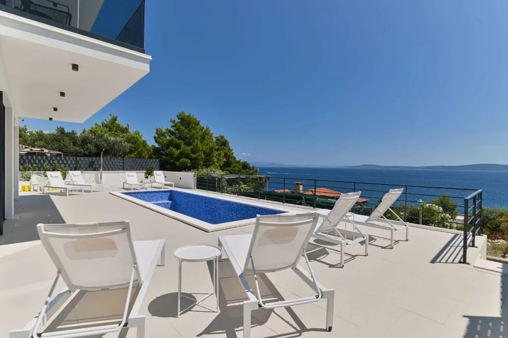 5-Bedroom Villa with Outdoor Pool in Okrug Gornji