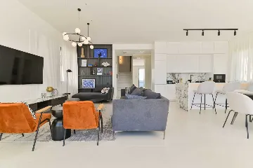 5-Bedroom Villa with Outdoor Pool in Okrug Gornji