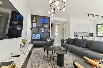 5-Bedroom Villa with Outdoor Pool in Okrug Gornji