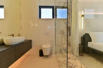 5-Bedroom Villa with Outdoor Pool in Okrug Gornji