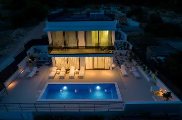 5-Bedroom Villa with Outdoor Pool in Okrug Gornji